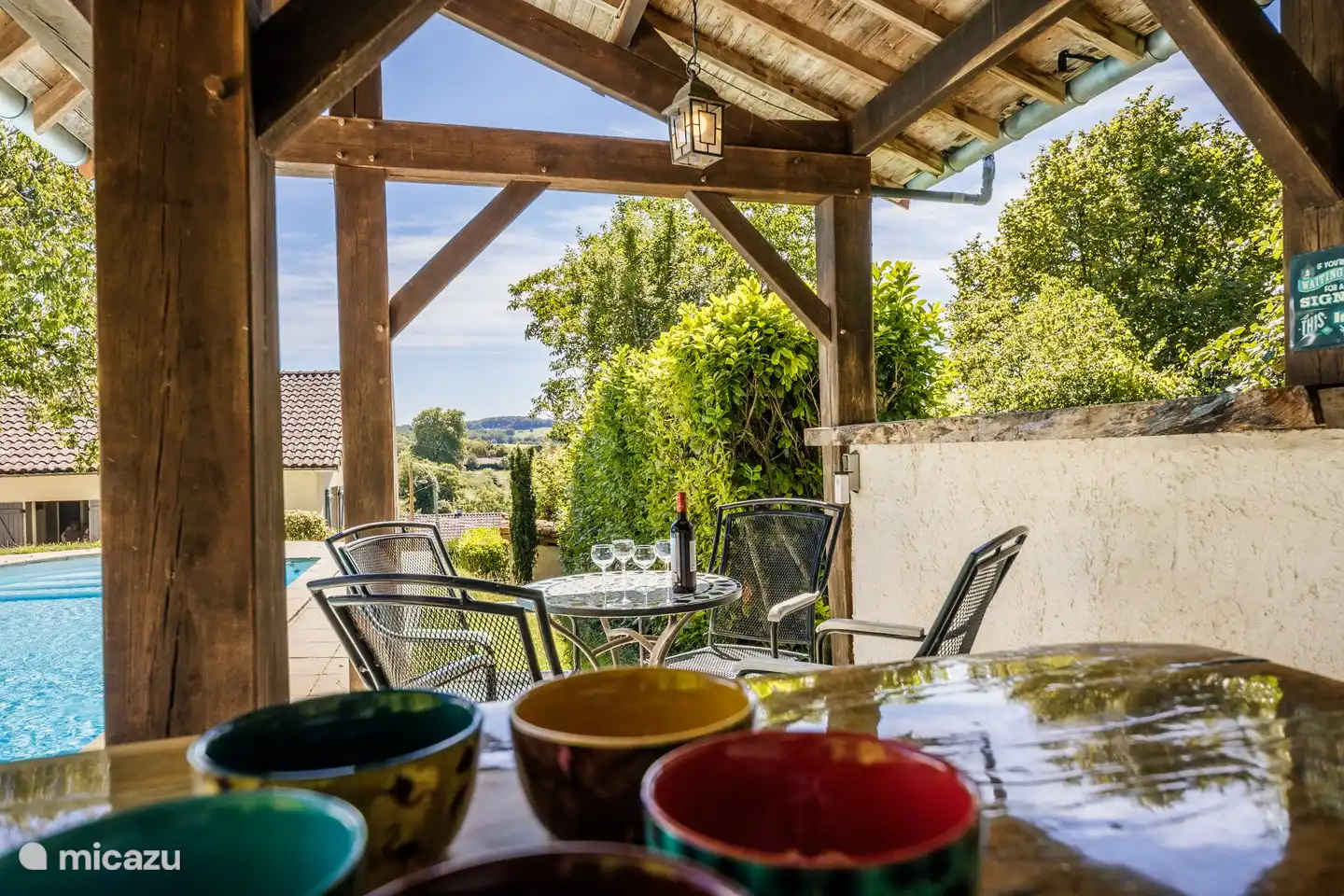 Die Bar ist traditionell aus Eichenholz mit Lochstiftkonstruktionen gebaut. Die Tischplatten sind aus massivem Walnussholz