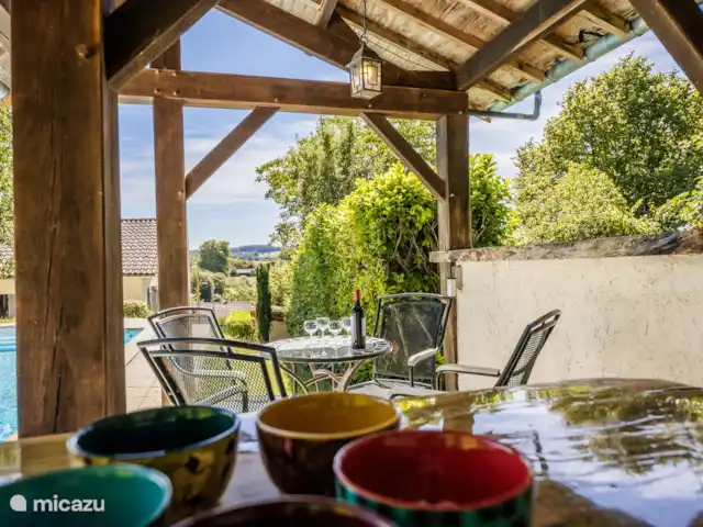 Maison en Dordogne | France, Dordogne, Saint-Sulpice-d'Excideuil - maison de vacances Le bar est traditionnellement construit en chêne avec des constructions à trous. Les plateaux sont en bois de noyer massif