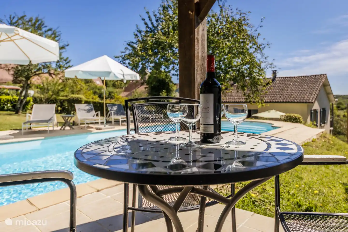 In der Bar können Sie außerhalb der Sonne sitzen und auf den Pool, den Garten, das Haus und das Tal blicken. Natürlich gibt es einen Kühlschrank, wenn Sie Bier oder Weißwein bevorzugen ;)