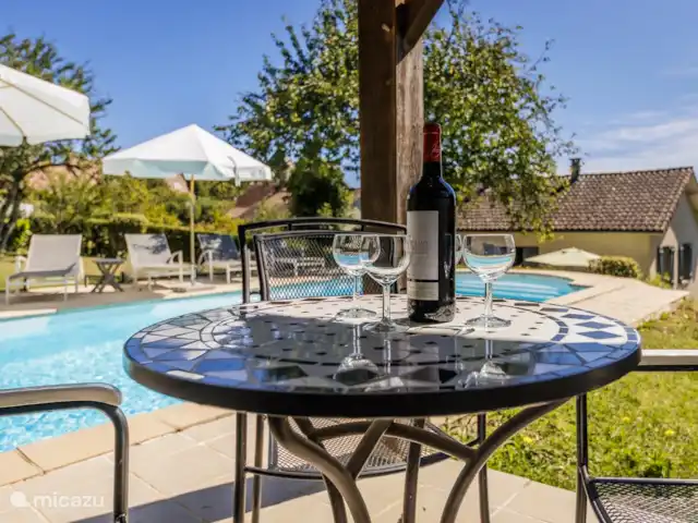 Maison en Dordogne | France, Dordogne, Saint-Sulpice-d'Excideuil - maison de vacances Au bar, vous pourrez vous asseoir à l'abri du soleil et admirer la piscine, le jardin, la maison et la vallée. Bien sûr il y a un réfrigérateur si vous préférez la bière ou le vin blanc ;)