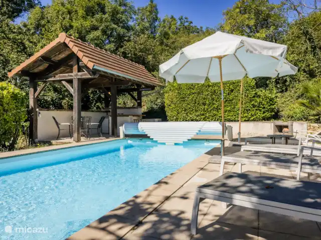 Maison en Dordogne | France, Dordogne, Saint-Sulpice-d'Excideuil - maison de vacances La piscine privée de 4 x 8 mètres est chauffée à l'énergie solaire et ouverte d'avril à octobre. Il est également équipé d'une bâche à commande électrique. À côté de la piscine se trouve un bar intérieur.