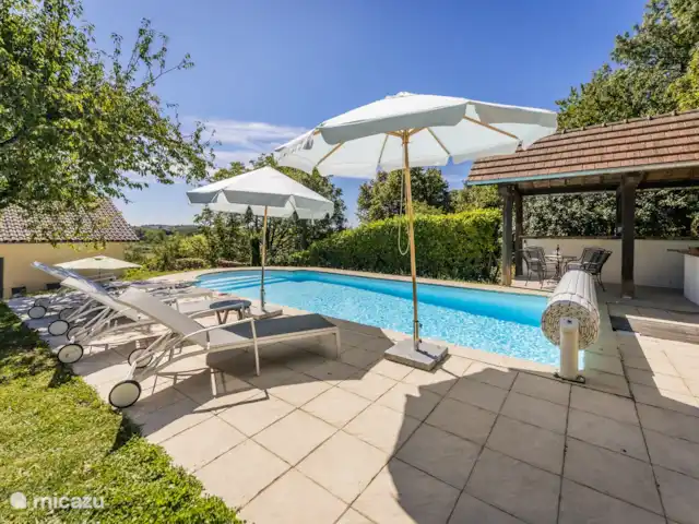 Maison en Dordogne | France, Dordogne, Saint-Sulpice-d'Excideuil - maison de vacances La piscine privée de 4 x 8 mètres est chauffée à l'énergie solaire et ouverte d'avril à octobre. Il est également équipé d'une bâche à commande électrique. À côté de la piscine se trouve un bar intérieur.