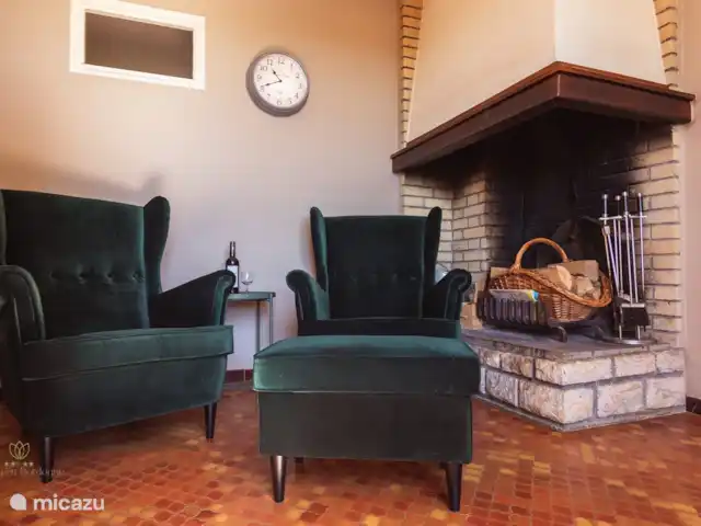 Maison en Dordogne | France, Dordogne, Saint-Sulpice-d'Excideuil - maison de vacances La cuisine avec cheminée, cuisinière à gaz 5 feux, lave-vaisselle, réfrigérateur américain avec machine à glaçons et 2 fauteuils confortables.