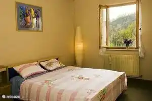 Una de las 3 soleadas habitaciones dobles amuebladas. Elevadores de cama están disponibles en una de las habitaciones para minusválidos.