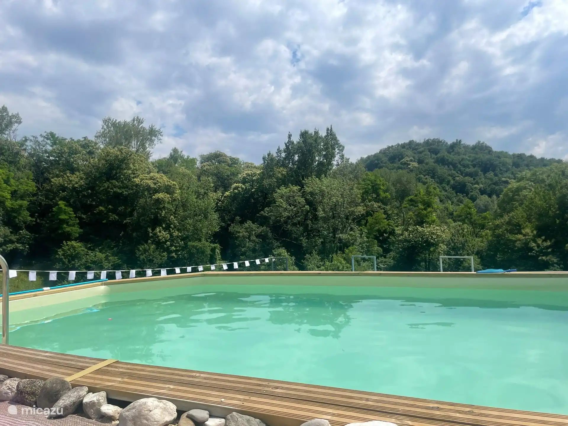 Piscina (abierta en temporada alta, julio y agosto) 