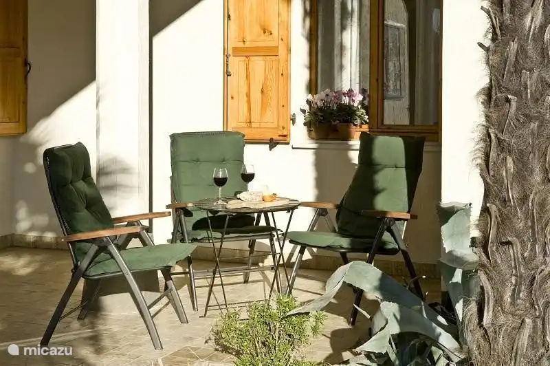 En el otro lado de la terraza cubierta podrá relajarse con un libro y/o una bebida.