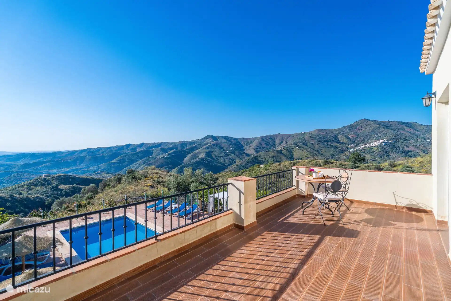 Große Terrasse in der obersten Etage mit Blick auf den Pool, die Berge und das Meer.