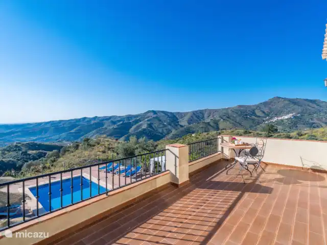 Villa El Botin | Espagne, Costa del Sol, Comares - villa Grande terrasse au dernier étage avec vue sur la piscine, les montagnes et la mer.