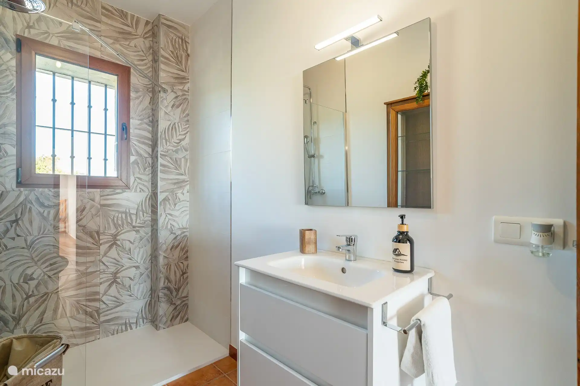 Schönes Badezimmer im Dachgeschoss mit großer Dusche