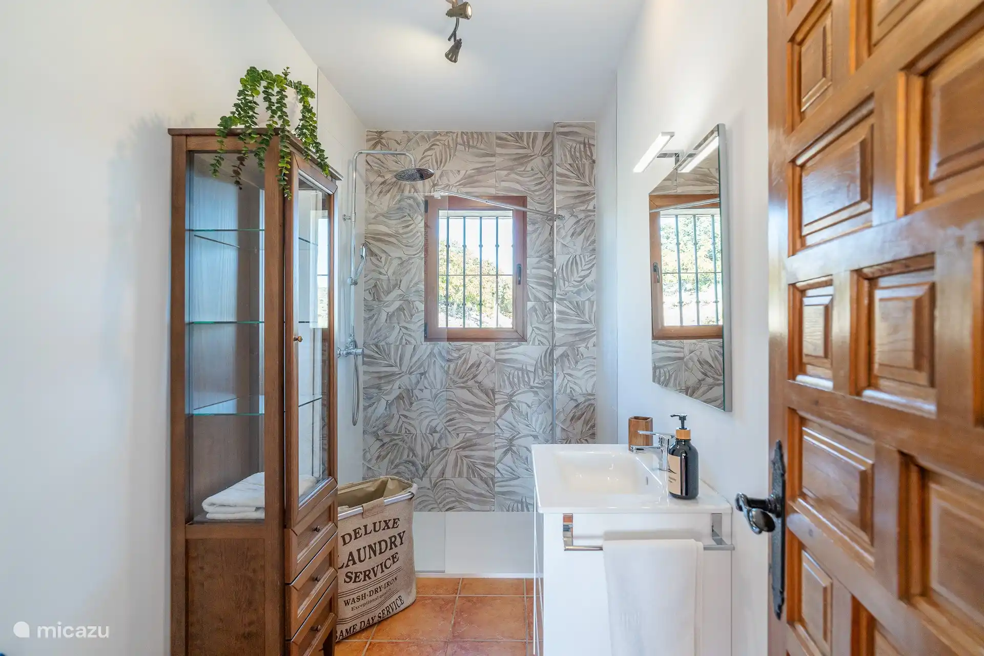 Schönes Badezimmer im Dachgeschoss mit großer Dusche