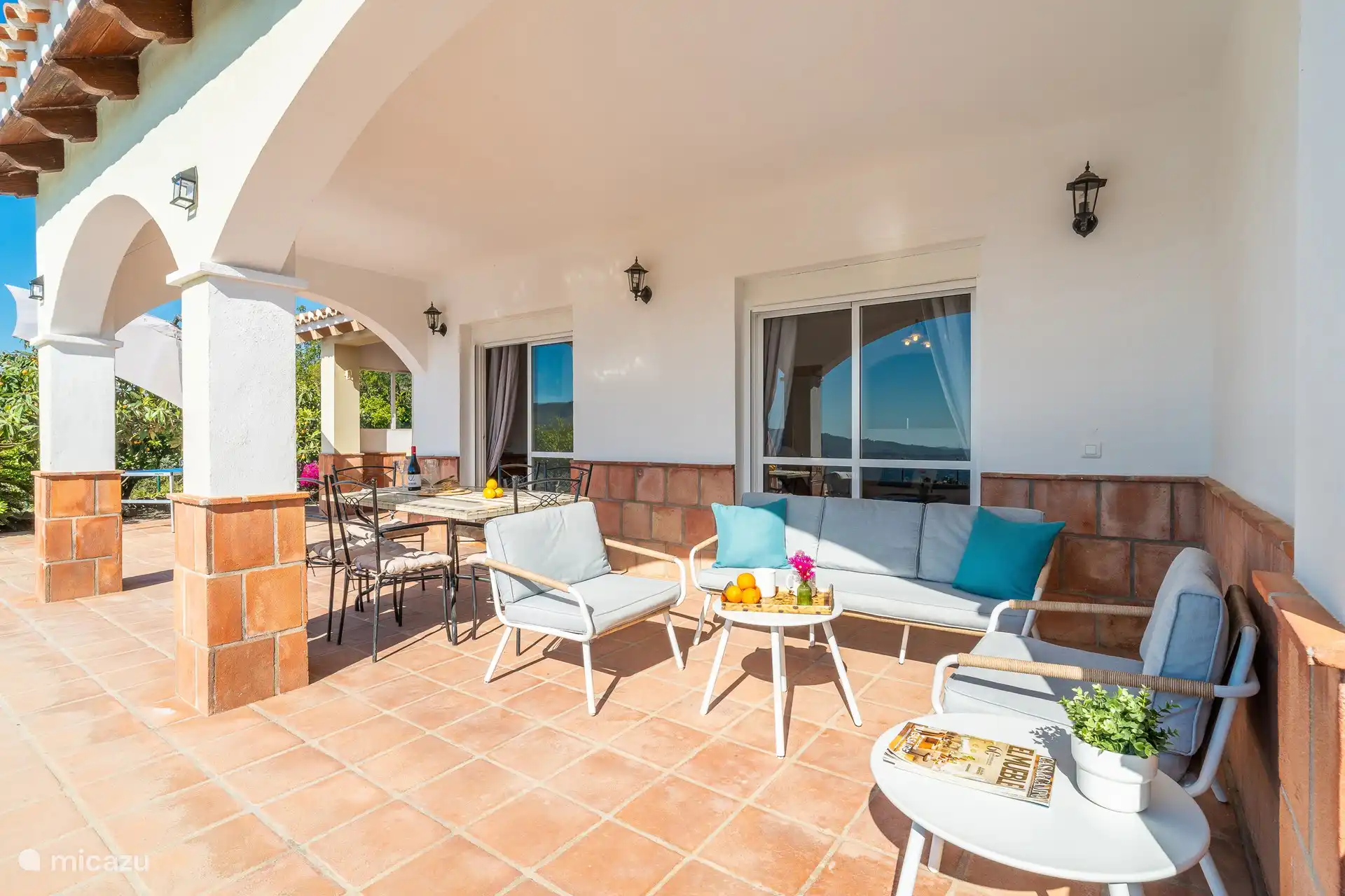 Entspannungsbereich vor dem Pool.
