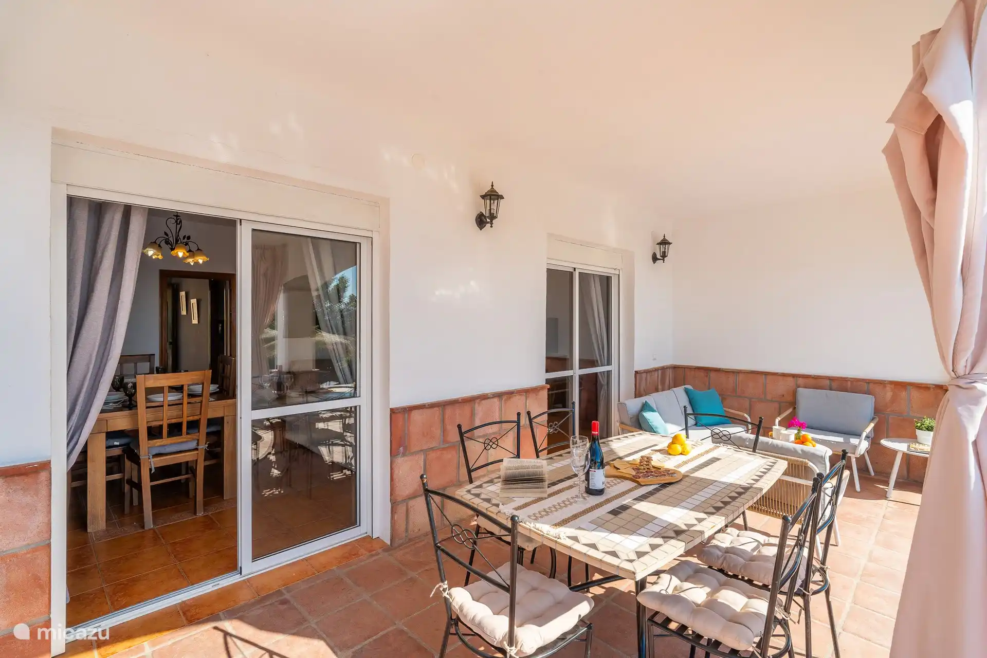 Terrasse mit Essbereich und Grill.