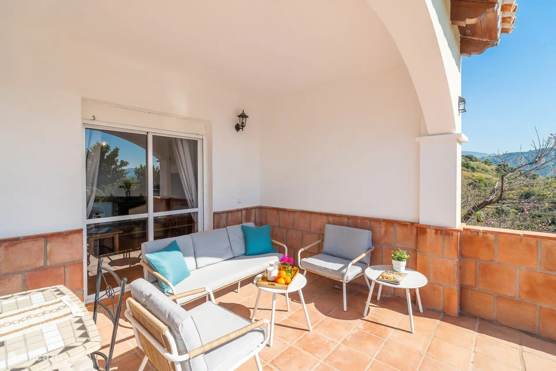 Entspannungsbereich vor dem Pool.