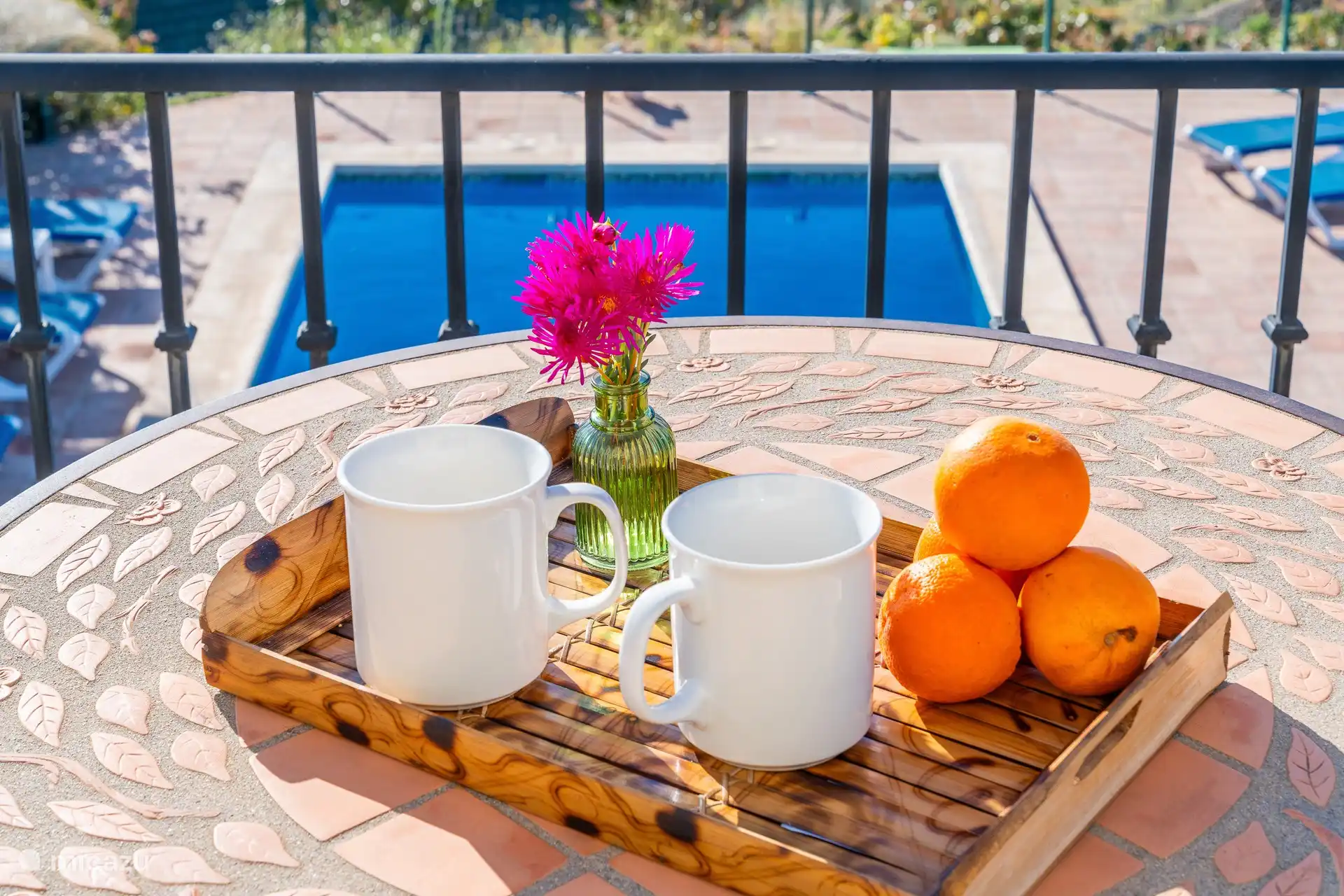 Ein kleines Café von der oberen Terrasse mit Aussicht.