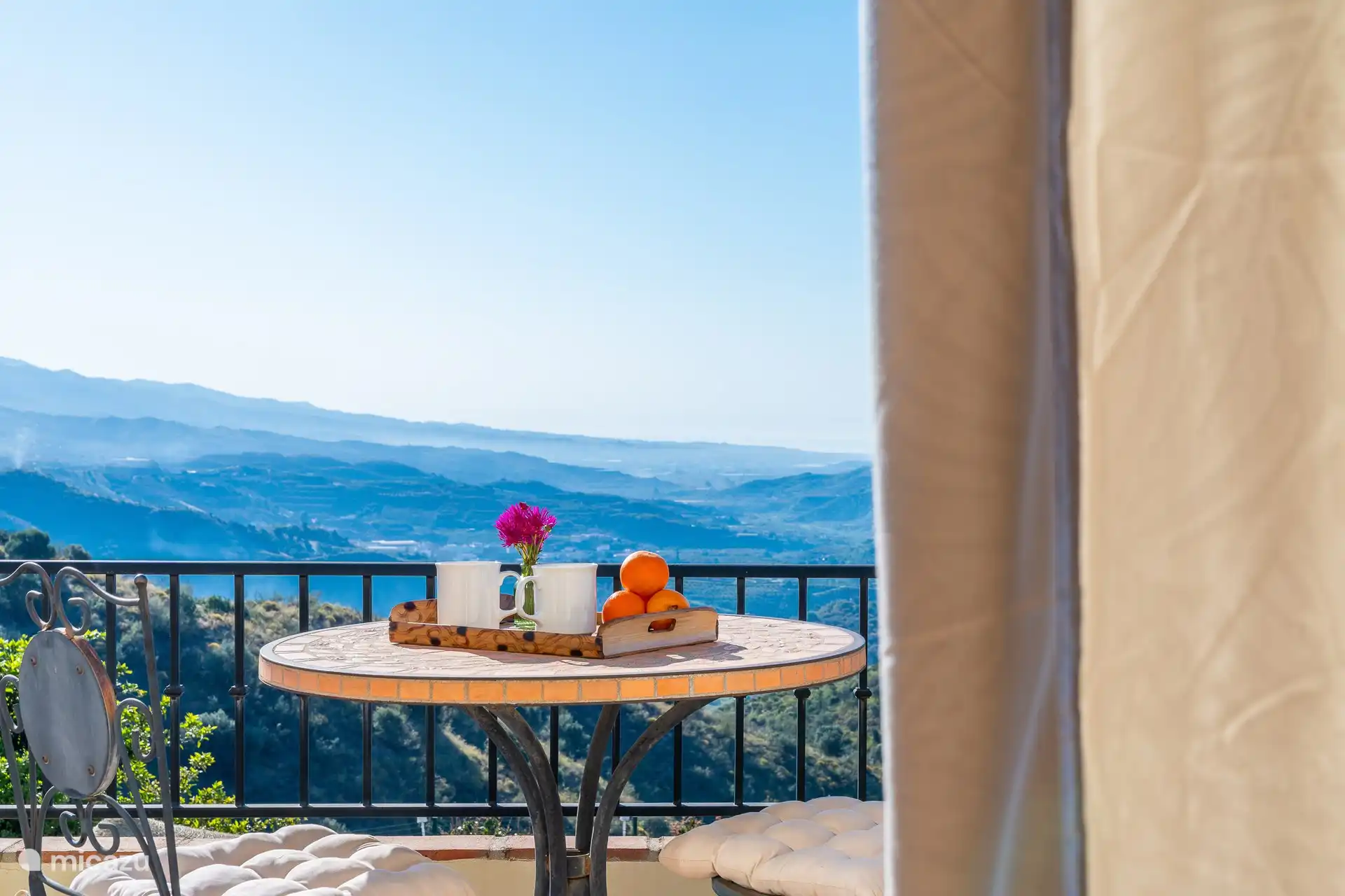 Blick aus dem Schlafzimmer im Obergeschoss, das sich auf die Terrasse öffnet.