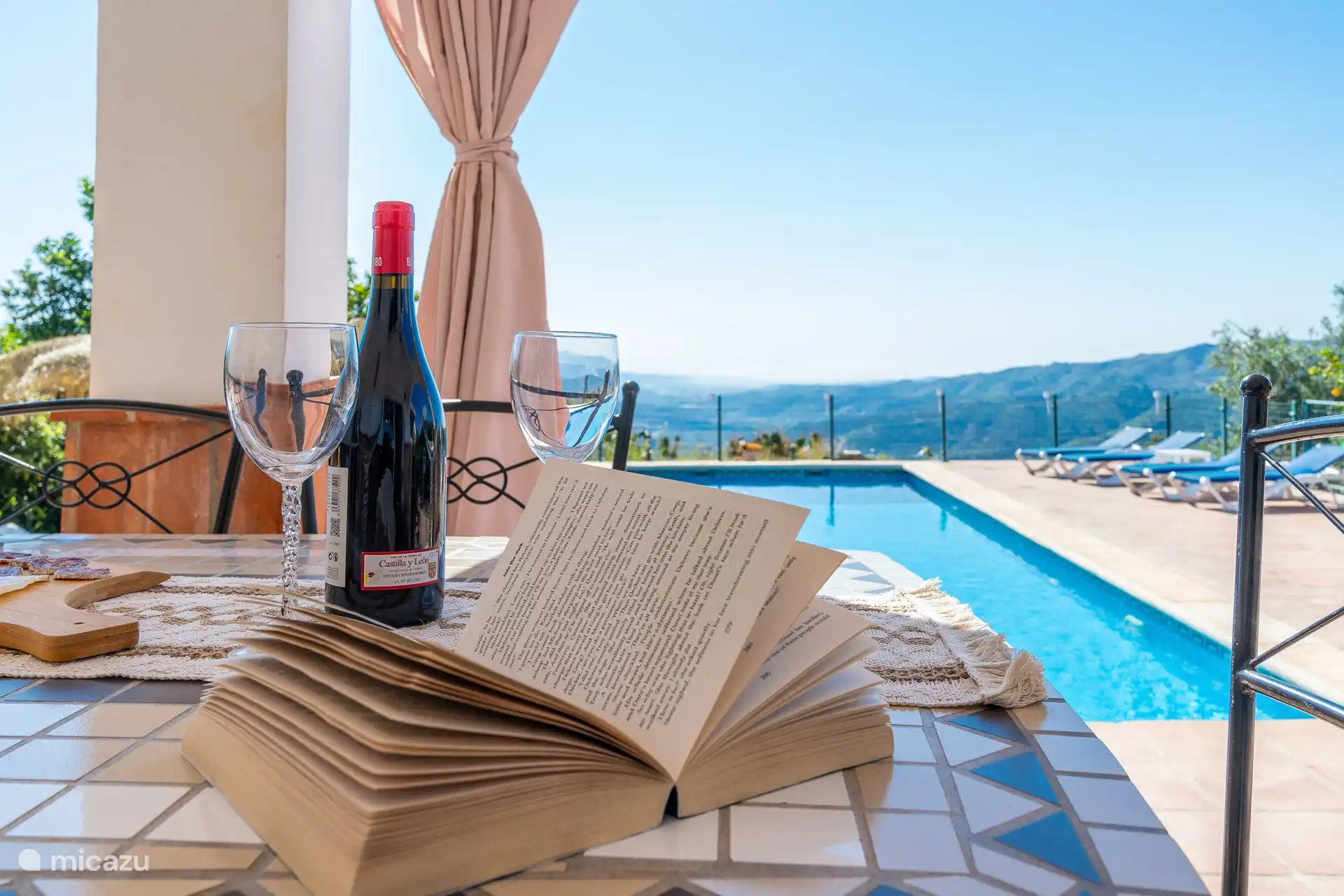 Zeit, ein Buch zu lesen und einen guten Wein vor dem Pool zu trinken.