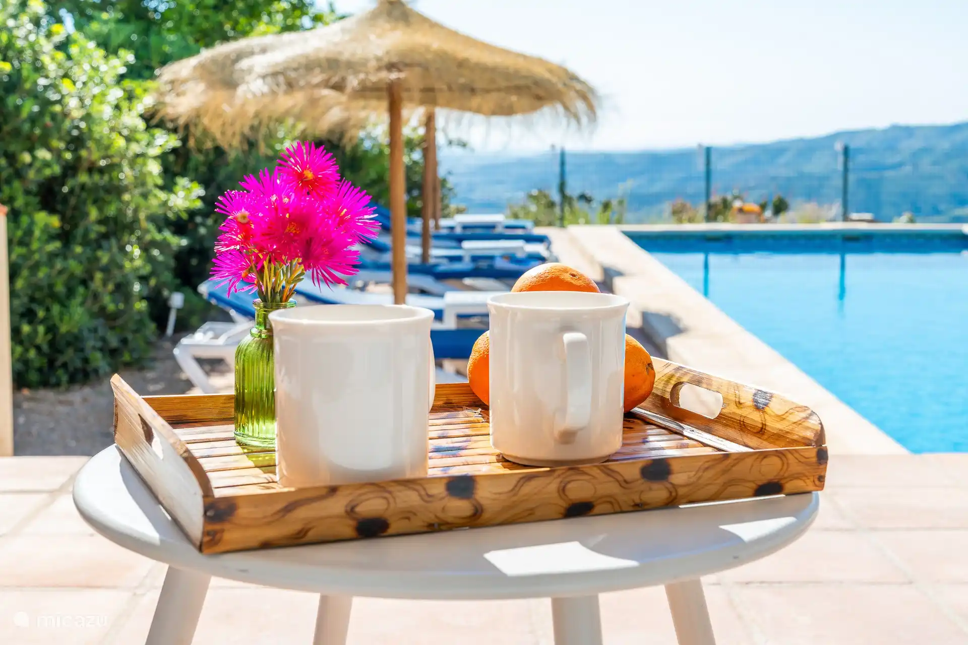 Eine kleine Cafeteria vor dem Pool.