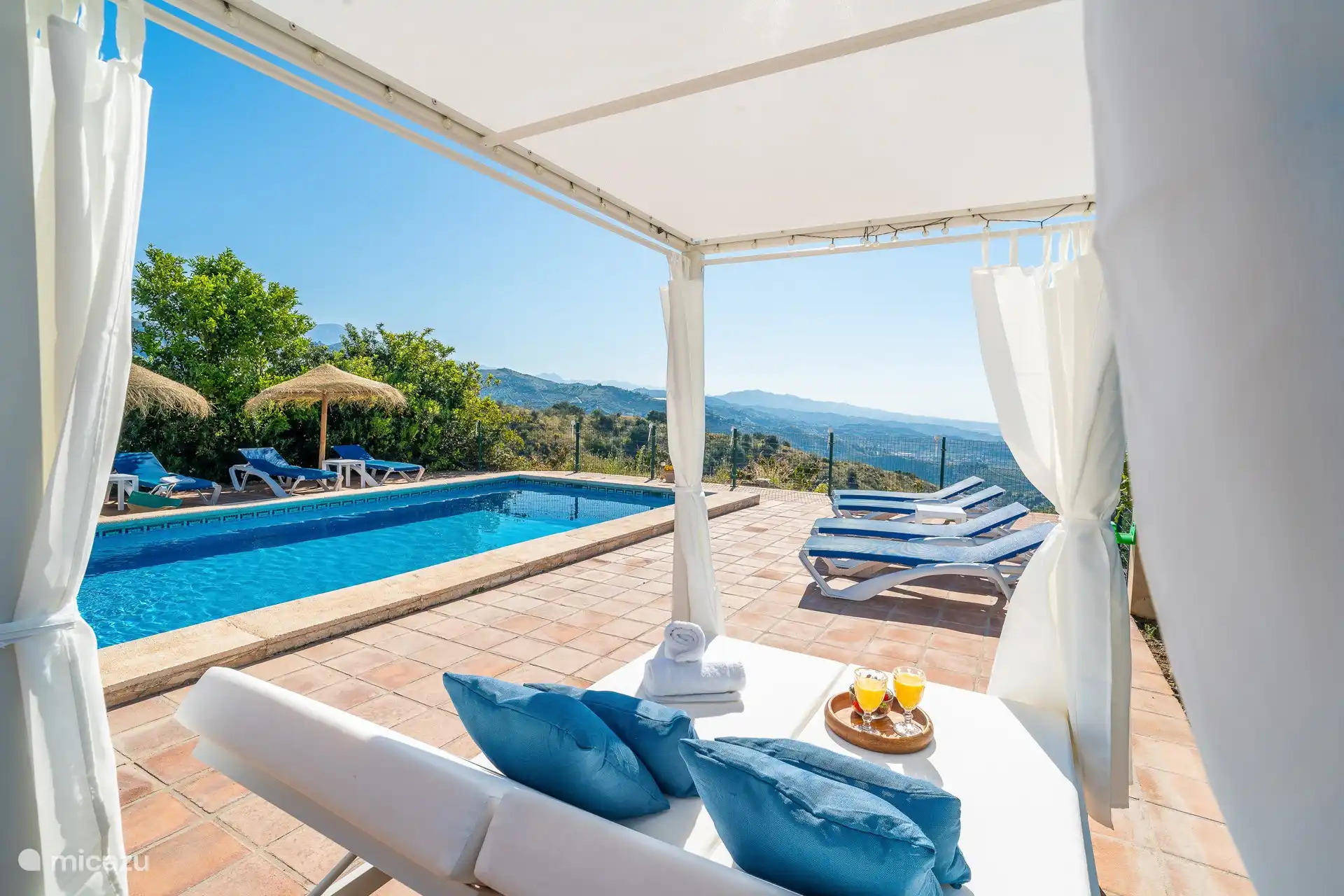 Entspannungsbereich mit Schwimmbad