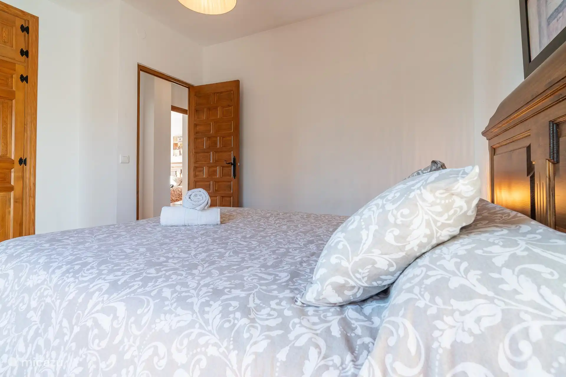 Eines der Doppelzimmer im Obergeschoss mit Kleiderschrank