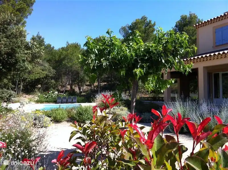 Jardín con varias terrazas. 