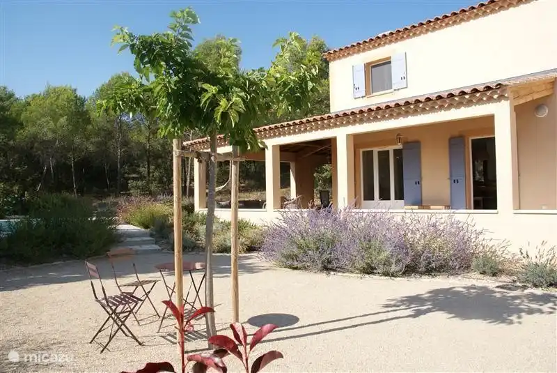 Una terraza en el jardín.
