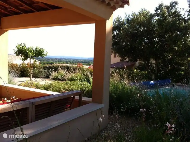 Disfruta de un libro con vistas al Luberon. 