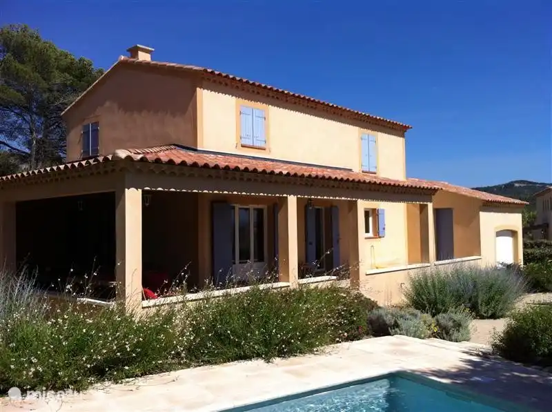 Villa con fantásticos asientos exteriores y tumbonas en una encantadora piscina en un entorno precioso con vistas únicas. 