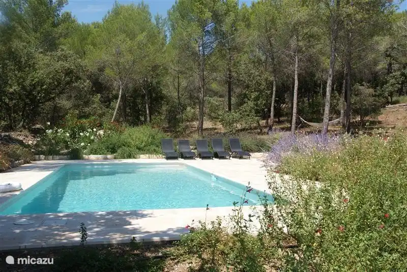 La piscina mide entre 10 y 4 metros y tiene entre 1,50 y 2 metros de profundidad. Hay una terraza alrededor de toda la piscina, así que siempre hay sol, pero también sombra. La piscina está situada al borde del bosque; desde las tumbonas también se puede disfrutar de las vistas. 