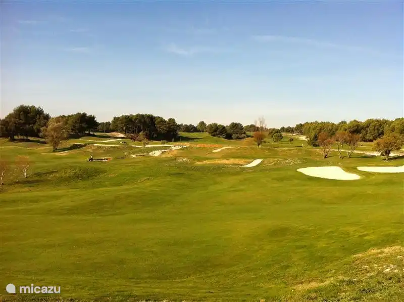 Campo de golf de 18 hoyos a 2 km