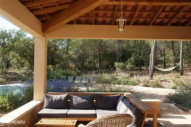 Una zona de descanso encantadora, desde la que también puedes disfrutar de las vistas, para cuando no estés nadando en la piscina, tumbado en las tumbonas o en la hamaca. 