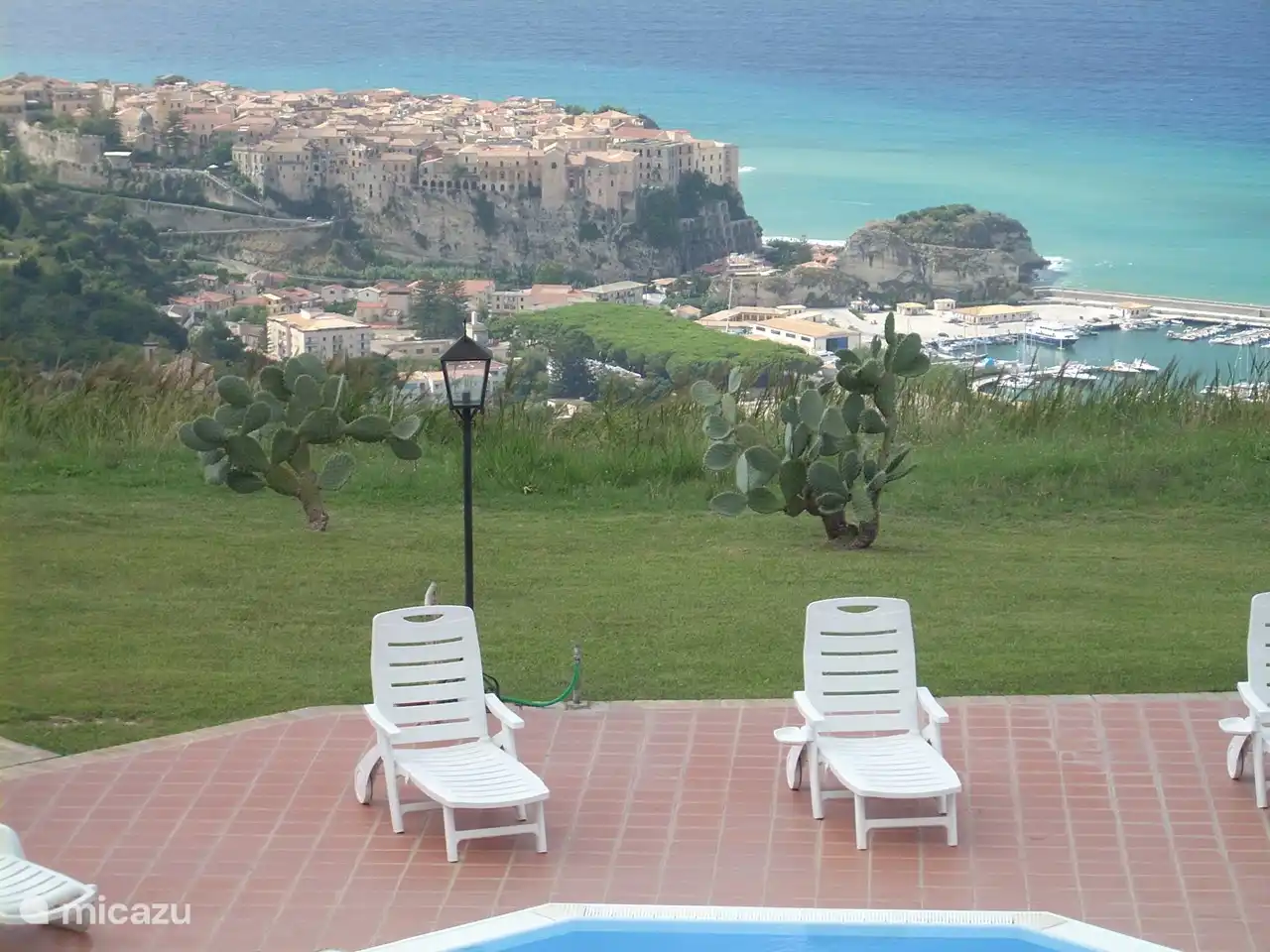 Blick vom Pool auf die Stadt Tropea und das Meer