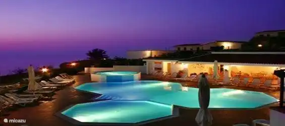 Marasusa Pool am Abend