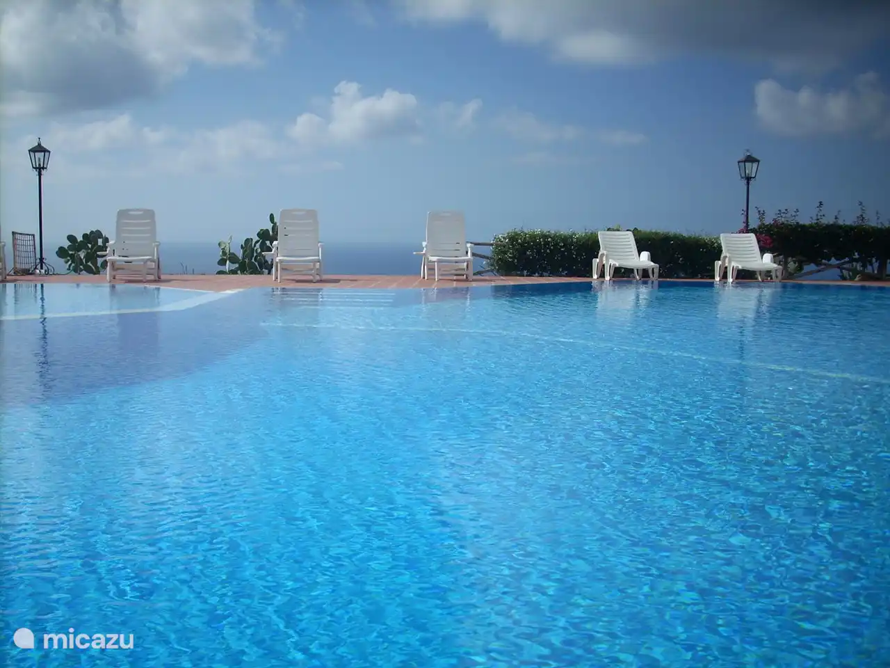 Schwimmbad, das zu schweben scheint