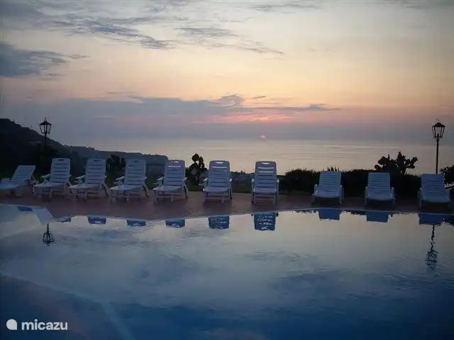 Marasusa | Italie, Calabre, Parghelia - appartement Piscine de Marasusa au crépuscule du soir
