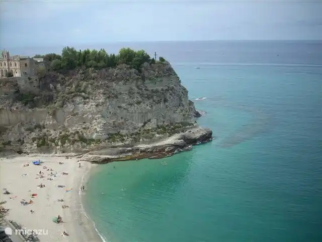 Strand von Tropea mit Aussicht auf Santa Maria dell'Isola