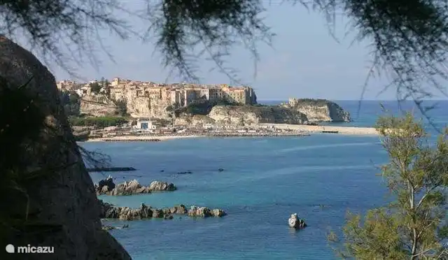 Tropea vom Strand von Parghelia aus gesehen