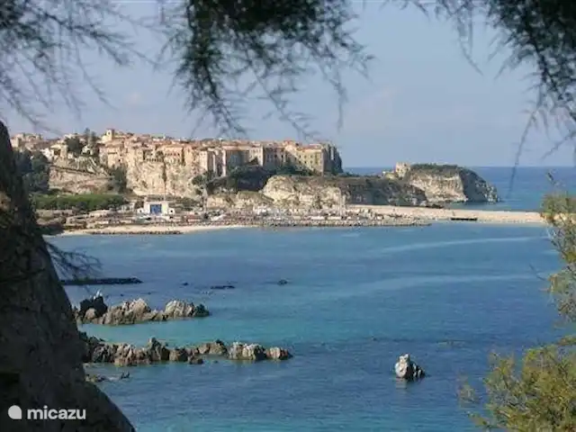 Marasusa | Italie, Calabre, Parghelia - appartement Vue de Tropea depuis la plage de Parghelia
