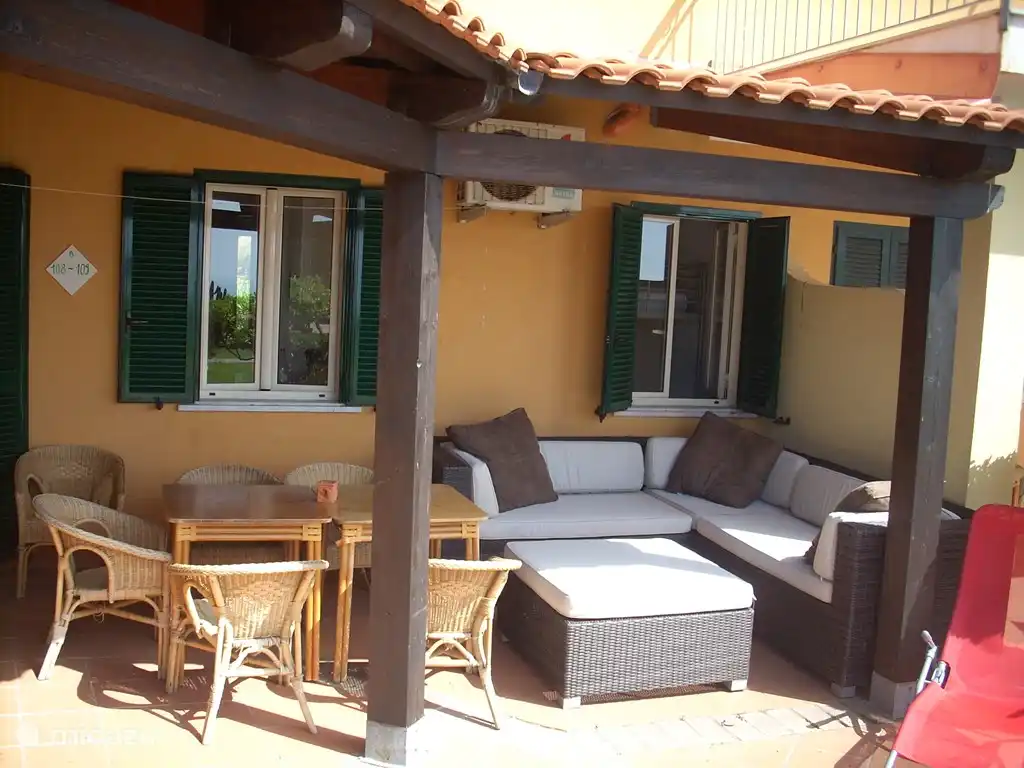 Terrasse vorne: mit bequemen Sitzen