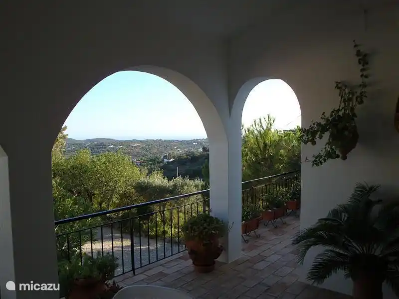 Vista sobre las colinas y el mar en la distancia