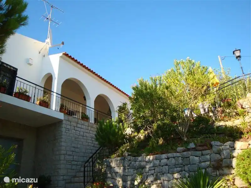 Parte del jardín de rocas con escaleras al patio.