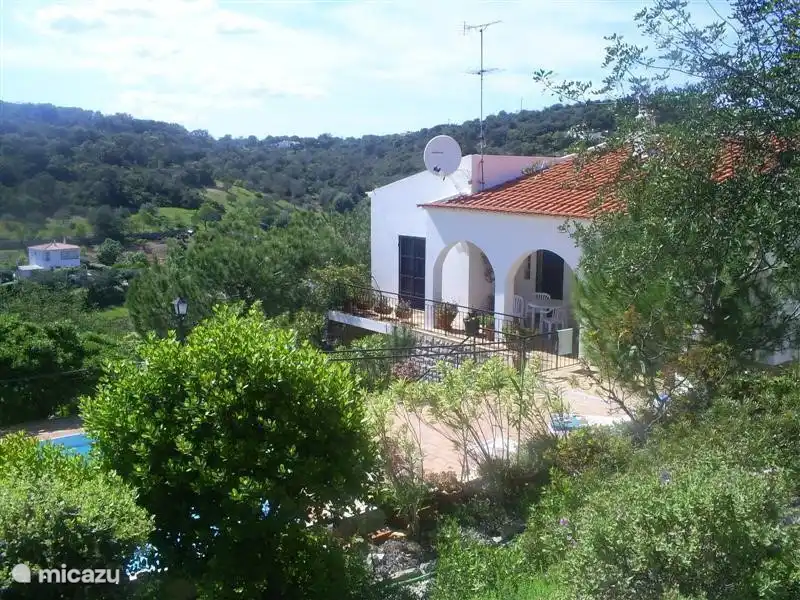 Casa delantera vista desde el jardín de rocas del este