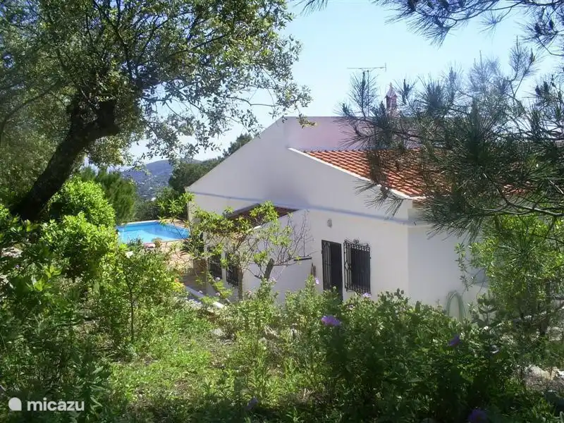 Casa lateral / trasera vista desde el jardín de rocas del este