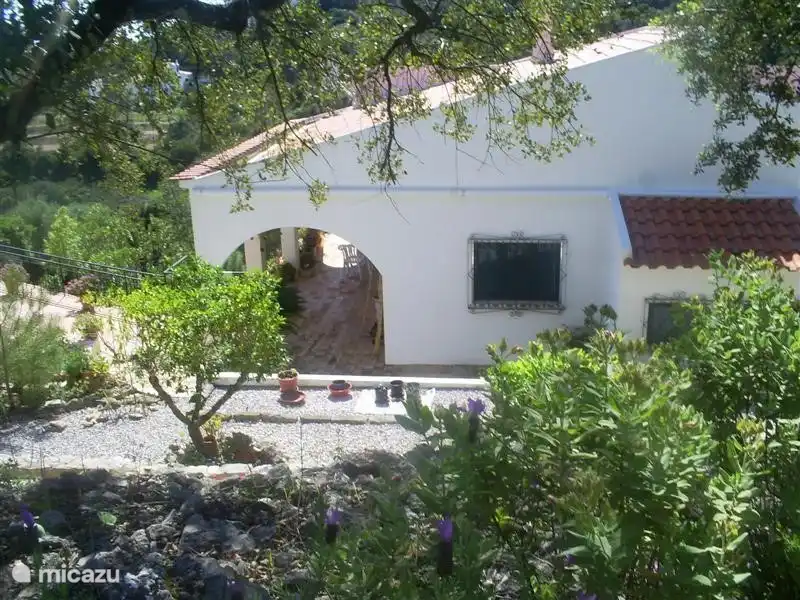Casa lateral vista desde el jardín de rocas del este