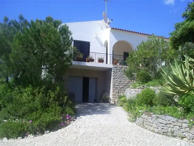 Vista de la casa vista desde el estacionamiento