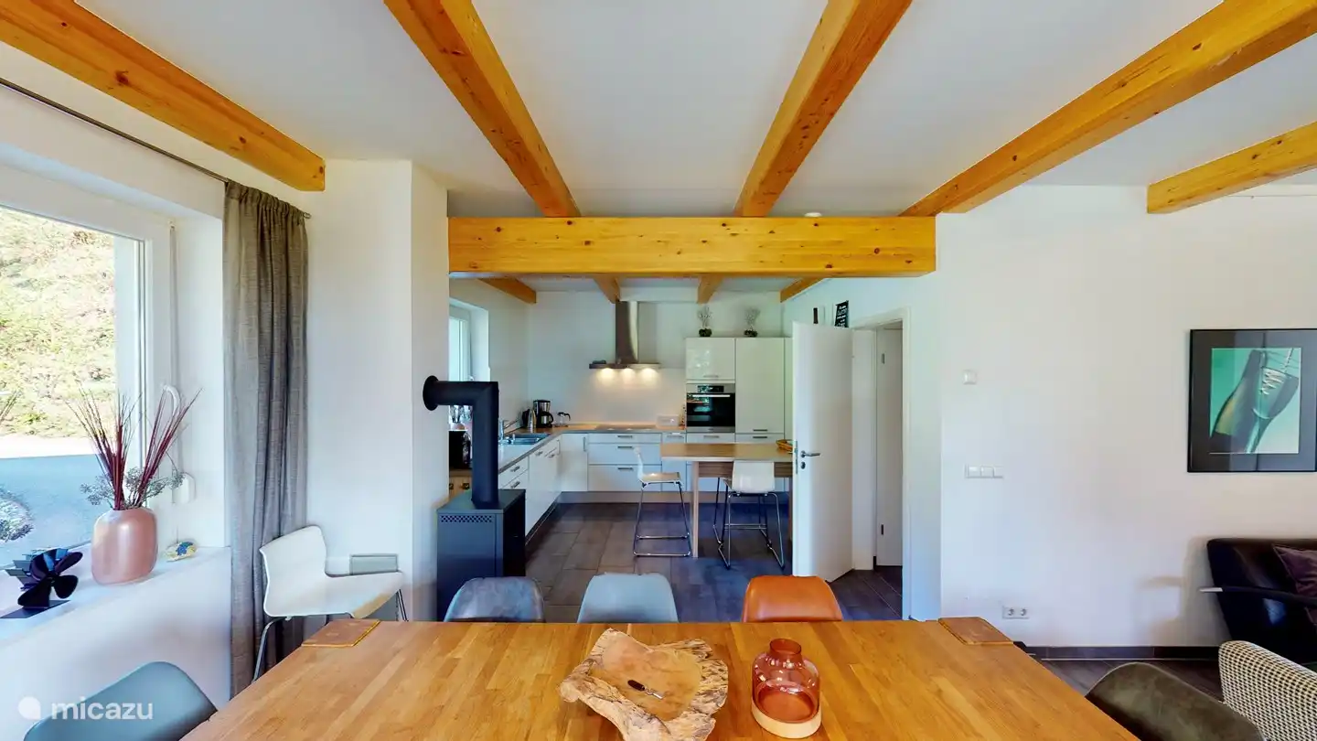 Essbereich für 10 Personen. Türen öffnen zur Terrasse und Veranda.