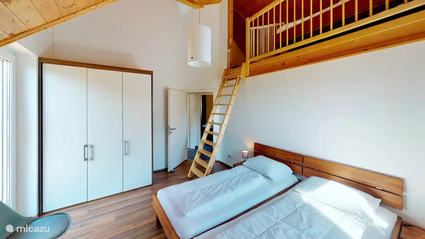 4 Personen Schlafzimmer mit Südbalkon. 2 Betten im Zwischengeschoss und 2 Schlafzimmer.