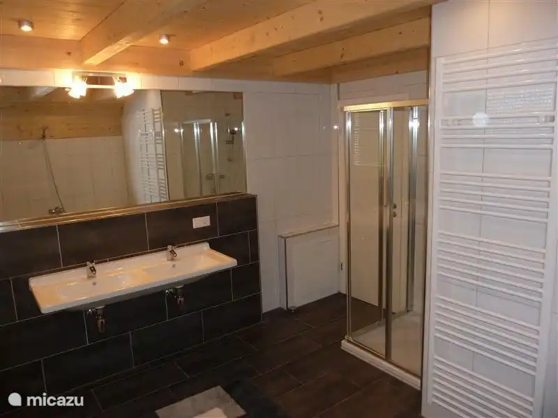 Badezimmer im Obergeschoss. Mit zwei Waschbecken, separater Dusche, großzügiges Bad und WC.