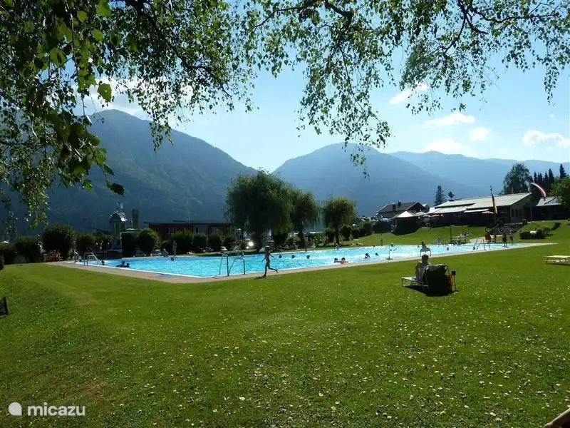 Der beheizte Außenpool mit einer schönen Aussicht Kirchbach einen schönen Rasen.
Es gibt auch ein Restaurant mit Terrasse.