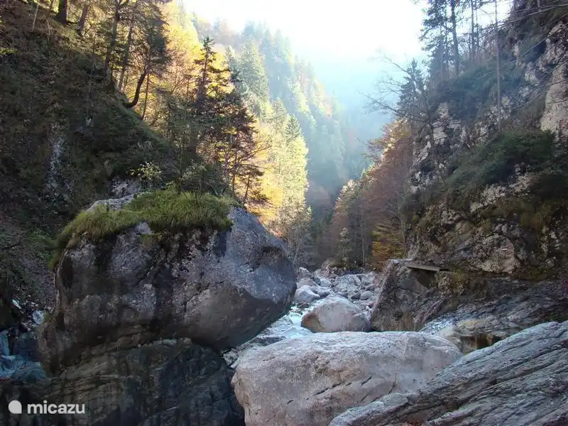Bei Hermagor ist Garnitzenklamm. In Kärnten gibt verschiedene Stollen, wenn Sie in Österreich sind, müssen Sie auf jeden Fall besuchen.