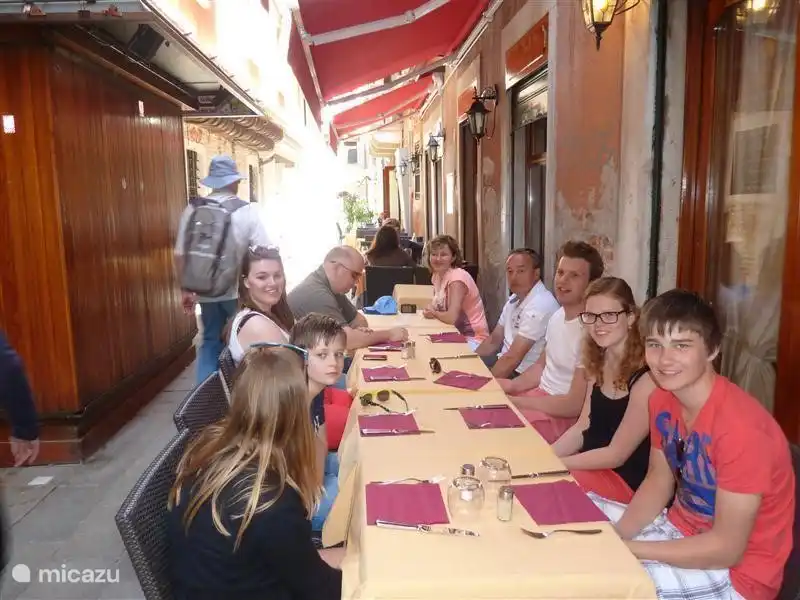 Gutes Essen in einem der zahlreichen Straßen von Venedig